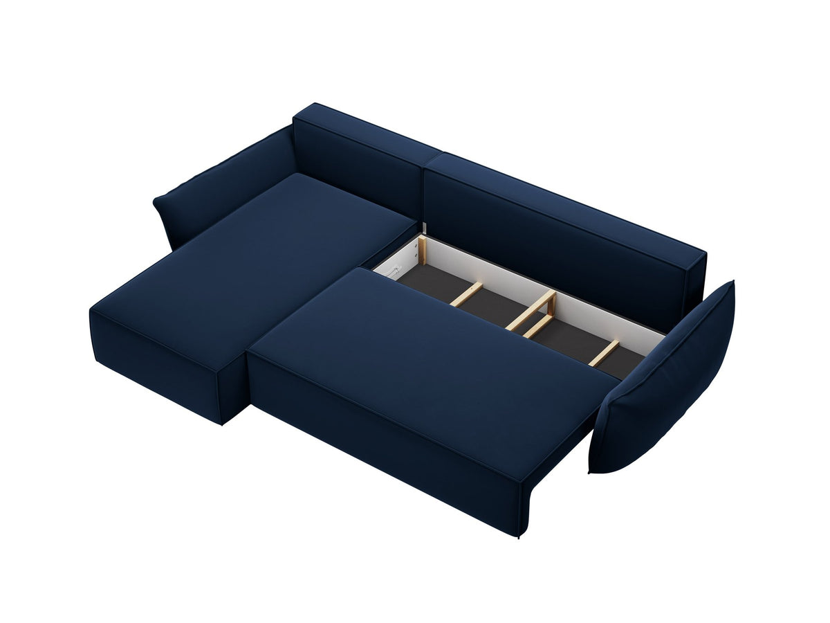 Linksseitiges Ecksofa Kaelle von Micadoni in leichtem Beige mit Chenille-Stoffbezug, schwarzen Kunststoffbeinen und ausklappbarem Bettkasten.