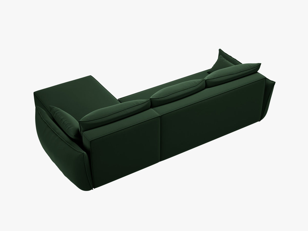 Linksseitiges Ecksofa Kaelle von Micadoni in leichtem Beige mit Chenille-Stoffbezug, schwarzen Kunststoffbeinen und ausklappbarem Bettkasten.