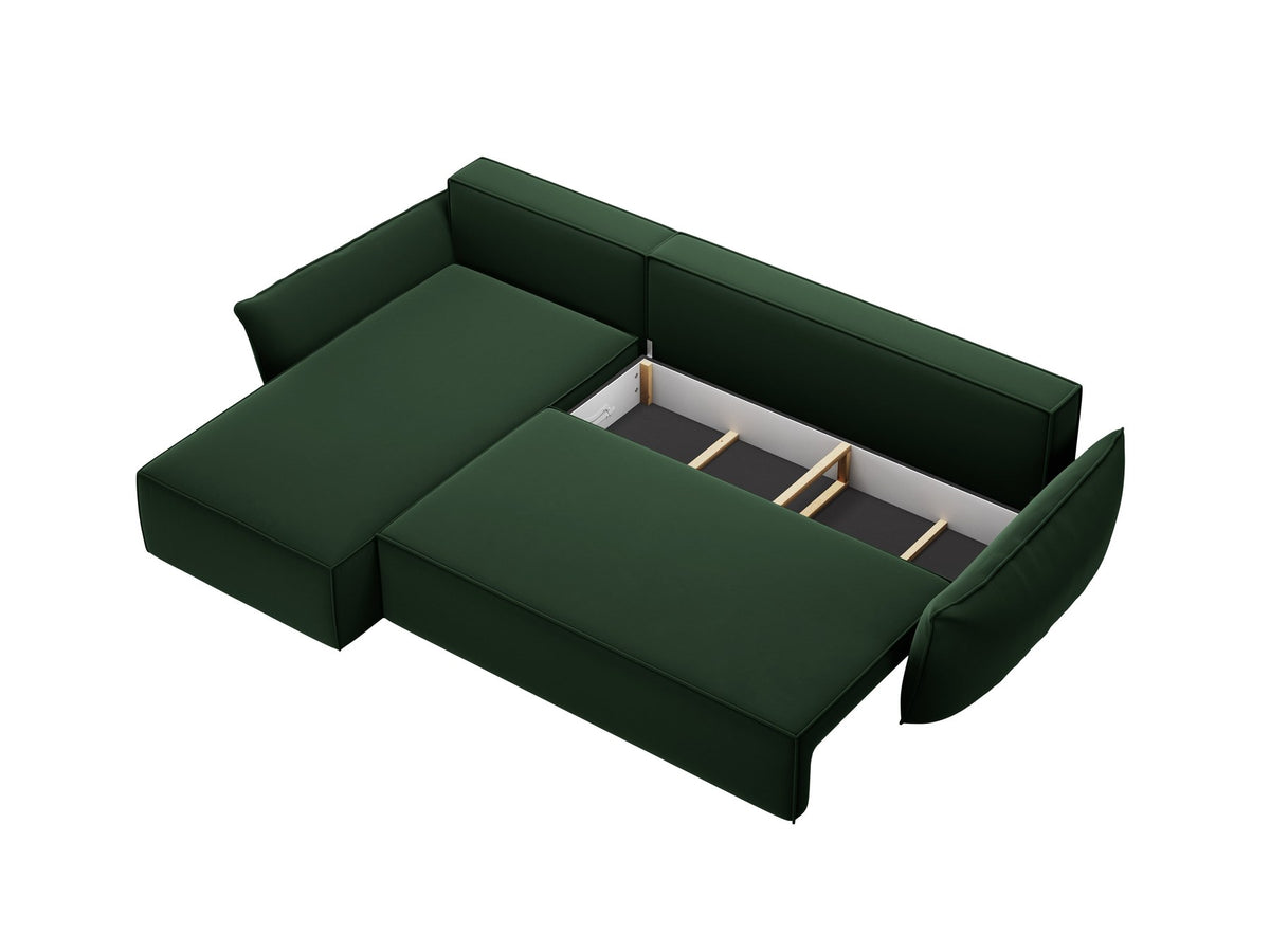 Linksseitiges Ecksofa Kaelle von Micadoni in leichtem Beige mit Chenille-Stoffbezug, schwarzen Kunststoffbeinen und ausklappbarem Bettkasten.