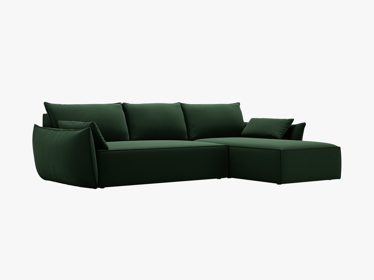 Linksseitiges Ecksofa Kaelle von Micadoni in leichtem Beige mit Chenille-Stoffbezug, schwarzen Kunststoffbeinen und ausklappbarem Bettkasten.