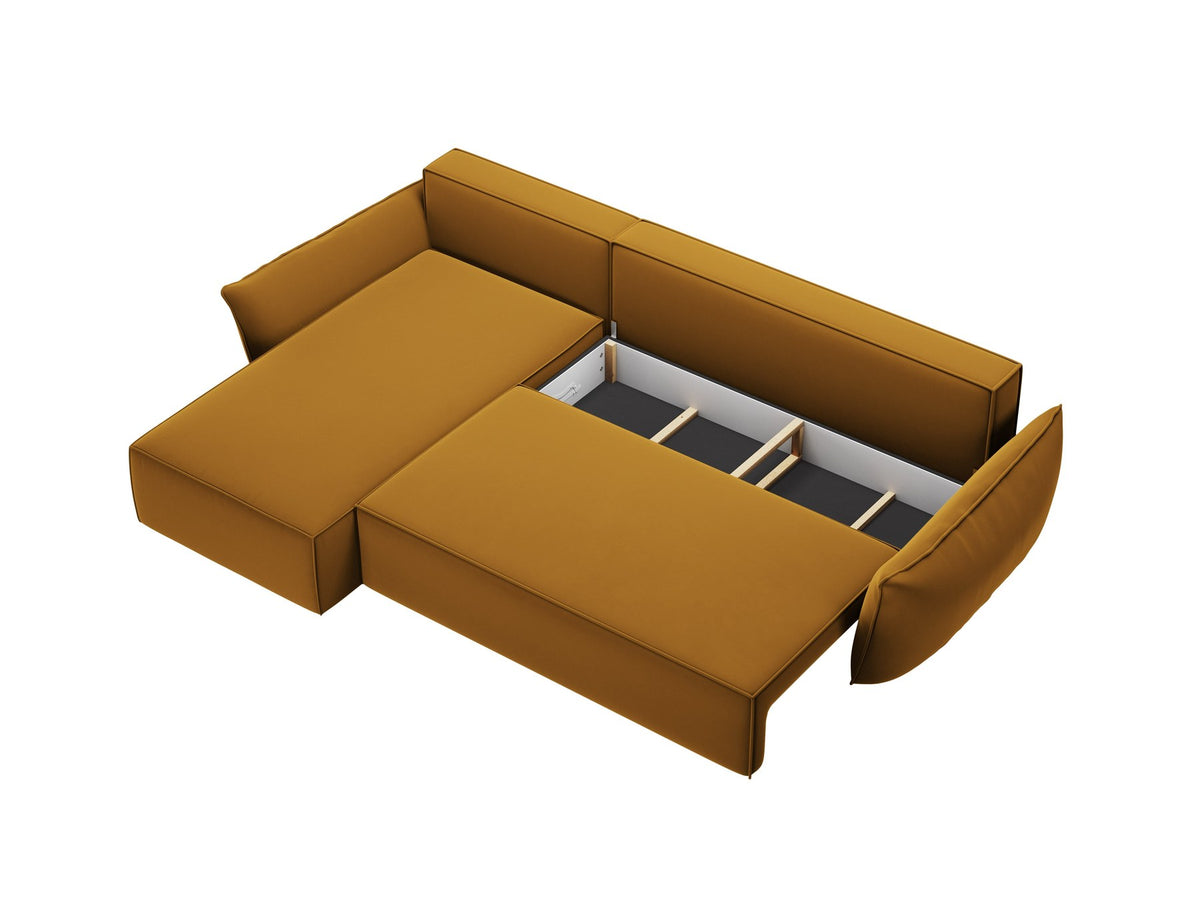 Linksseitiges Ecksofa Kaelle von Micadoni in leichtem Beige mit Chenille-Stoffbezug, schwarzen Kunststoffbeinen und ausklappbarem Bettkasten.
