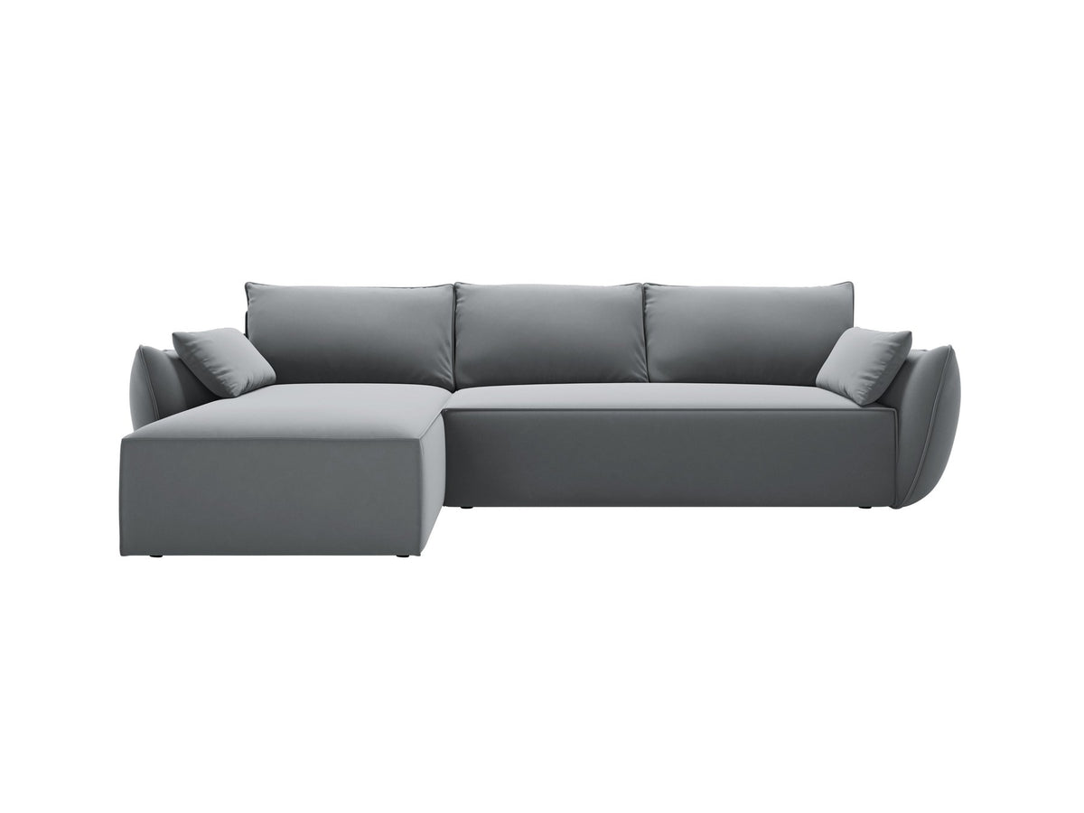 Linksseitiges Ecksofa Kaelle von Micadoni in leichtem Beige mit Chenille-Stoffbezug, schwarzen Kunststoffbeinen und ausklappbarem Bettkasten.