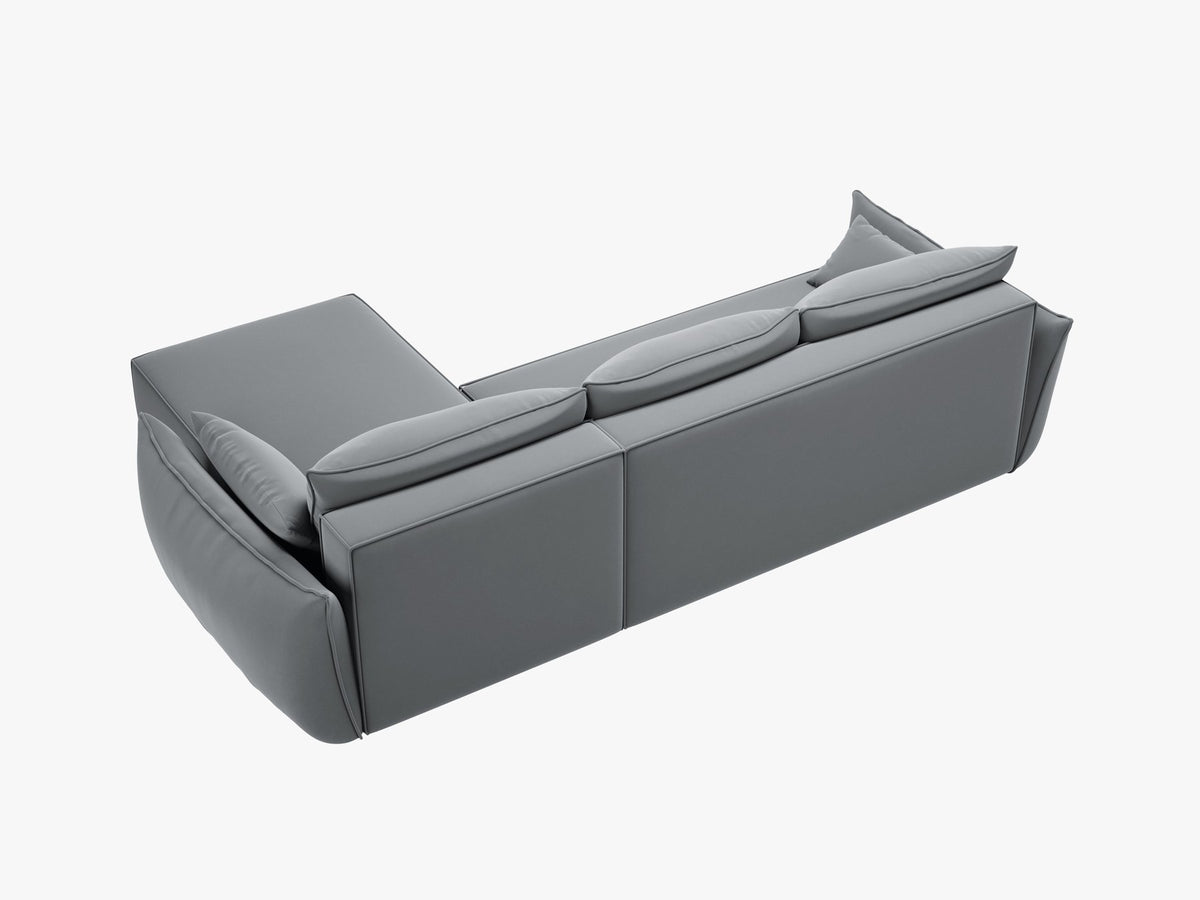 Linksseitiges Ecksofa Kaelle von Micadoni in leichtem Beige mit Chenille-Stoffbezug, schwarzen Kunststoffbeinen und ausklappbarem Bettkasten.