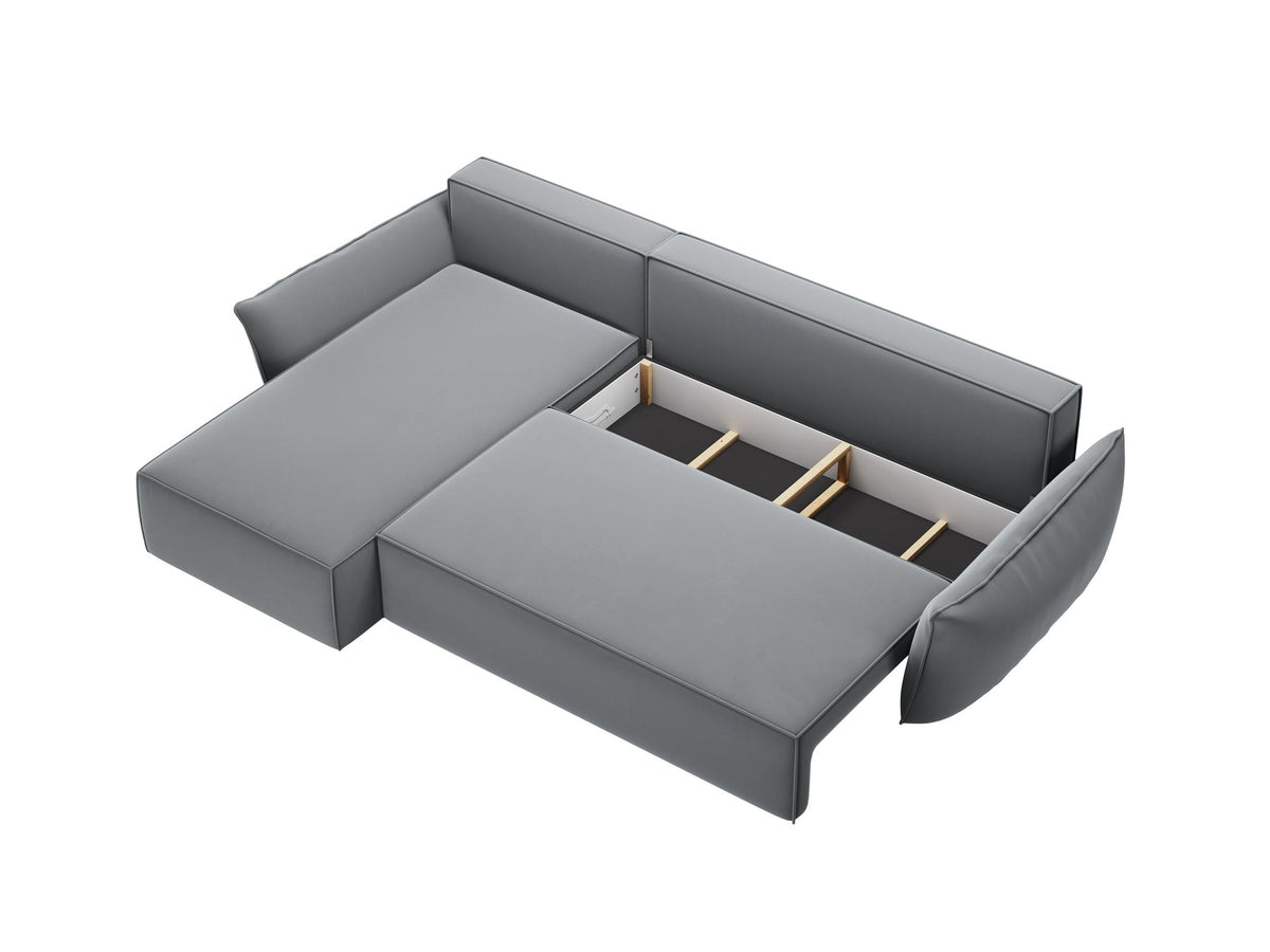 Linksseitiges Ecksofa Kaelle von Micadoni in leichtem Beige mit Chenille-Stoffbezug, schwarzen Kunststoffbeinen und ausklappbarem Bettkasten.