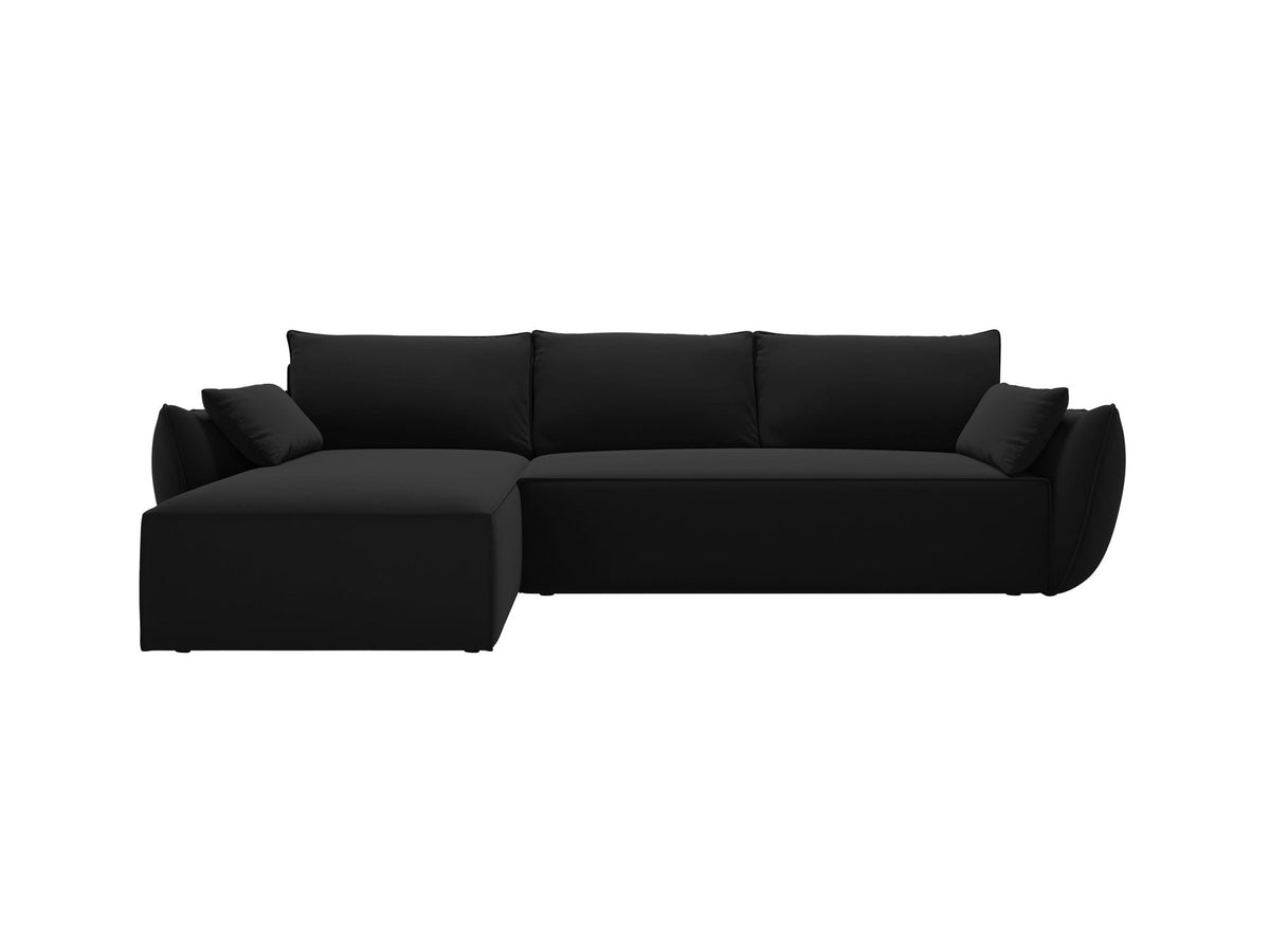 Linksseitiges Ecksofa Kaelle von Micadoni in leichtem Beige mit Chenille-Stoffbezug, schwarzen Kunststoffbeinen und ausklappbarem Bettkasten.