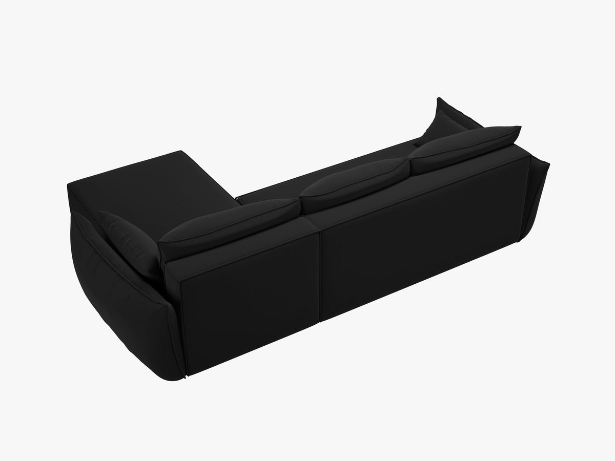 Linksseitiges Ecksofa Kaelle von Micadoni in leichtem Beige mit Chenille-Stoffbezug, schwarzen Kunststoffbeinen und ausklappbarem Bettkasten.
