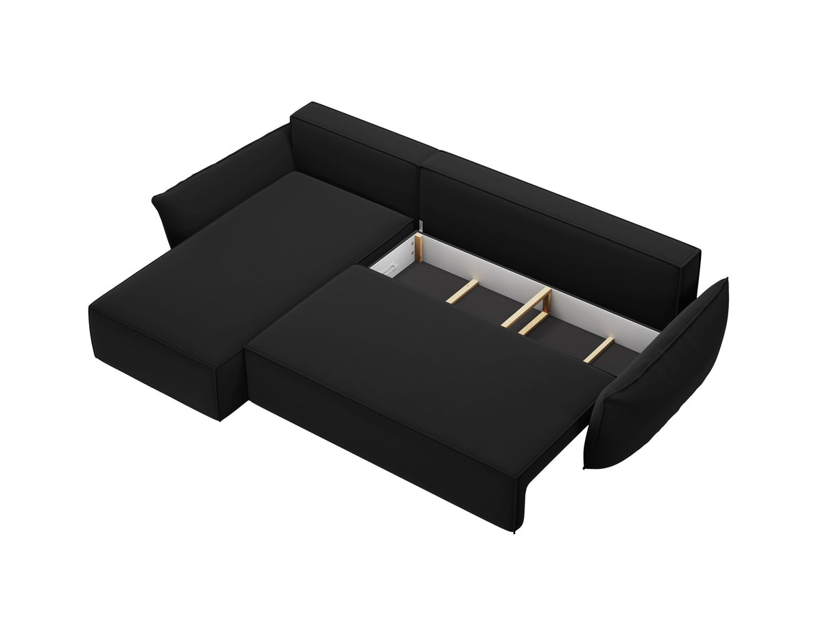 Linksseitiges Ecksofa Kaelle von Micadoni in leichtem Beige mit Chenille-Stoffbezug, schwarzen Kunststoffbeinen und ausklappbarem Bettkasten.