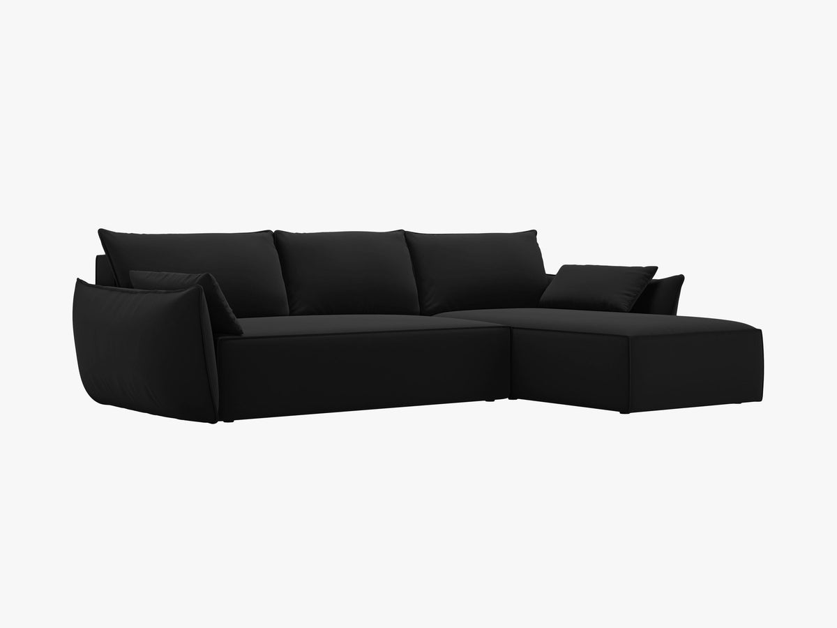 Linksseitiges Ecksofa Kaelle von Micadoni in leichtem Beige mit Chenille-Stoffbezug, schwarzen Kunststoffbeinen und ausklappbarem Bettkasten.