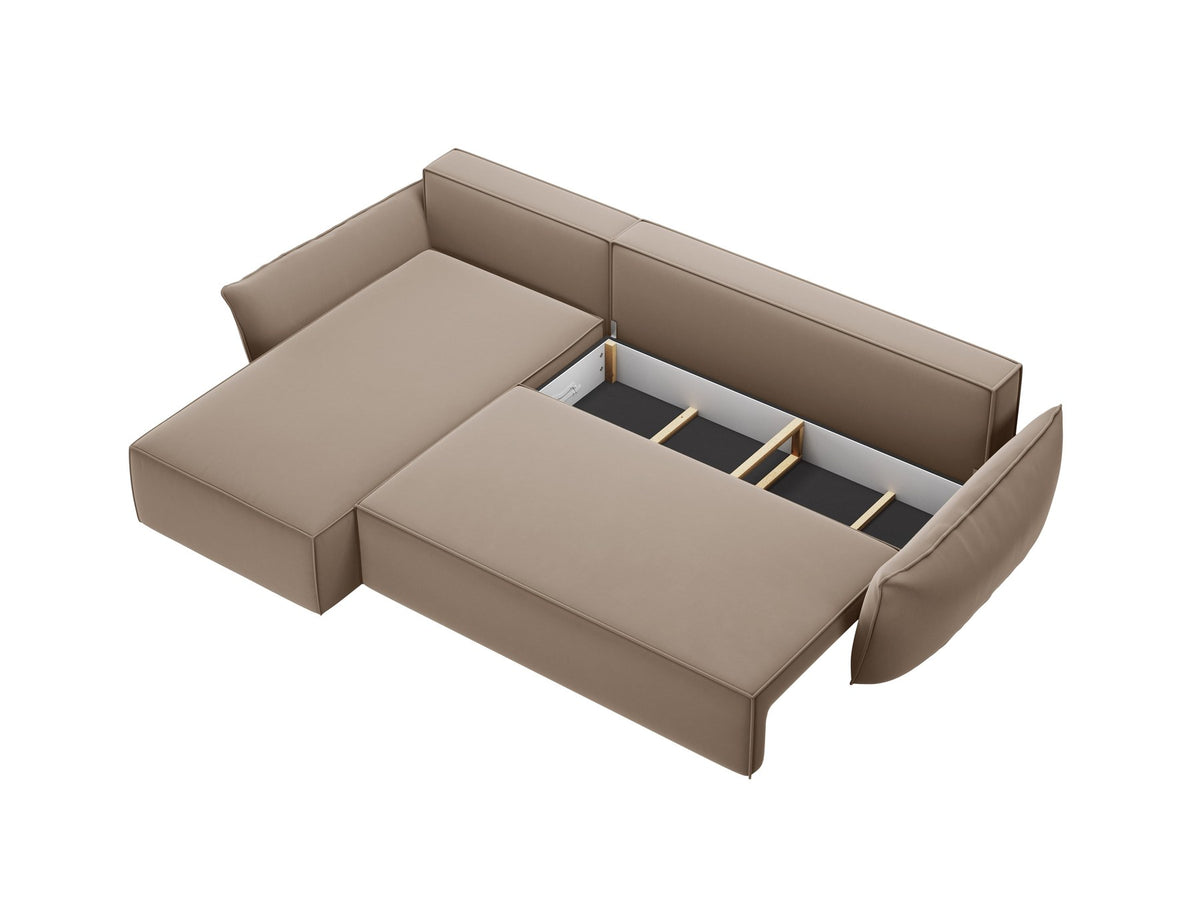 Linksseitiges Ecksofa Kaelle von Micadoni in leichtem Beige mit Chenille-Stoffbezug, schwarzen Kunststoffbeinen und ausklappbarem Bettkasten.