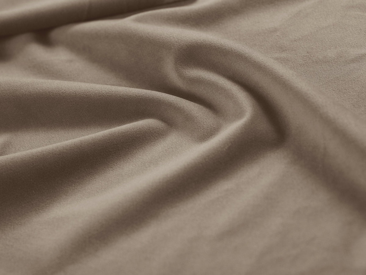 Linksseitiges Ecksofa Kaelle von Micadoni in leichtem Beige mit Chenille-Stoffbezug, schwarzen Kunststoffbeinen und ausklappbarem Bettkasten.