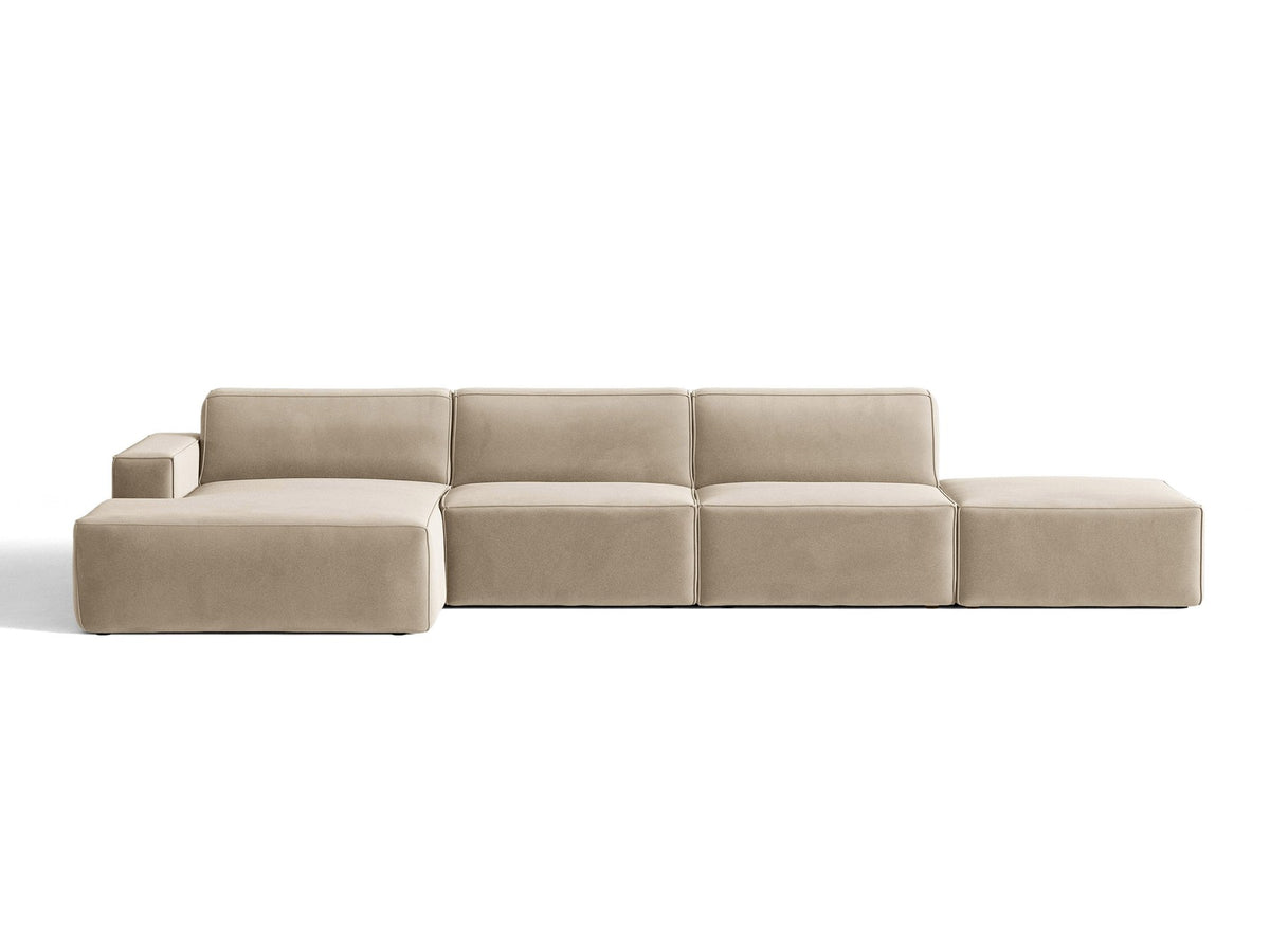 Ecksofa Jodie links von Micadoni in leichtem Beige mit Venus-Samtstoff, schwarzen Kunststoffbeinen und niedriger Rückenlehne.