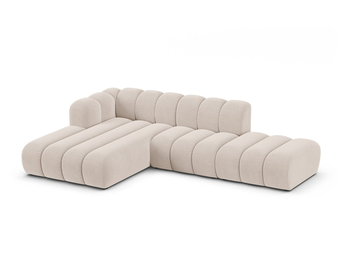 Lupine Linkes Ecksofa von Micadoni in Leichtes Beige, L-Form mit Venus Samtstoff-Bezug und schwarzen Kunststoffbeinen, Frontansicht.