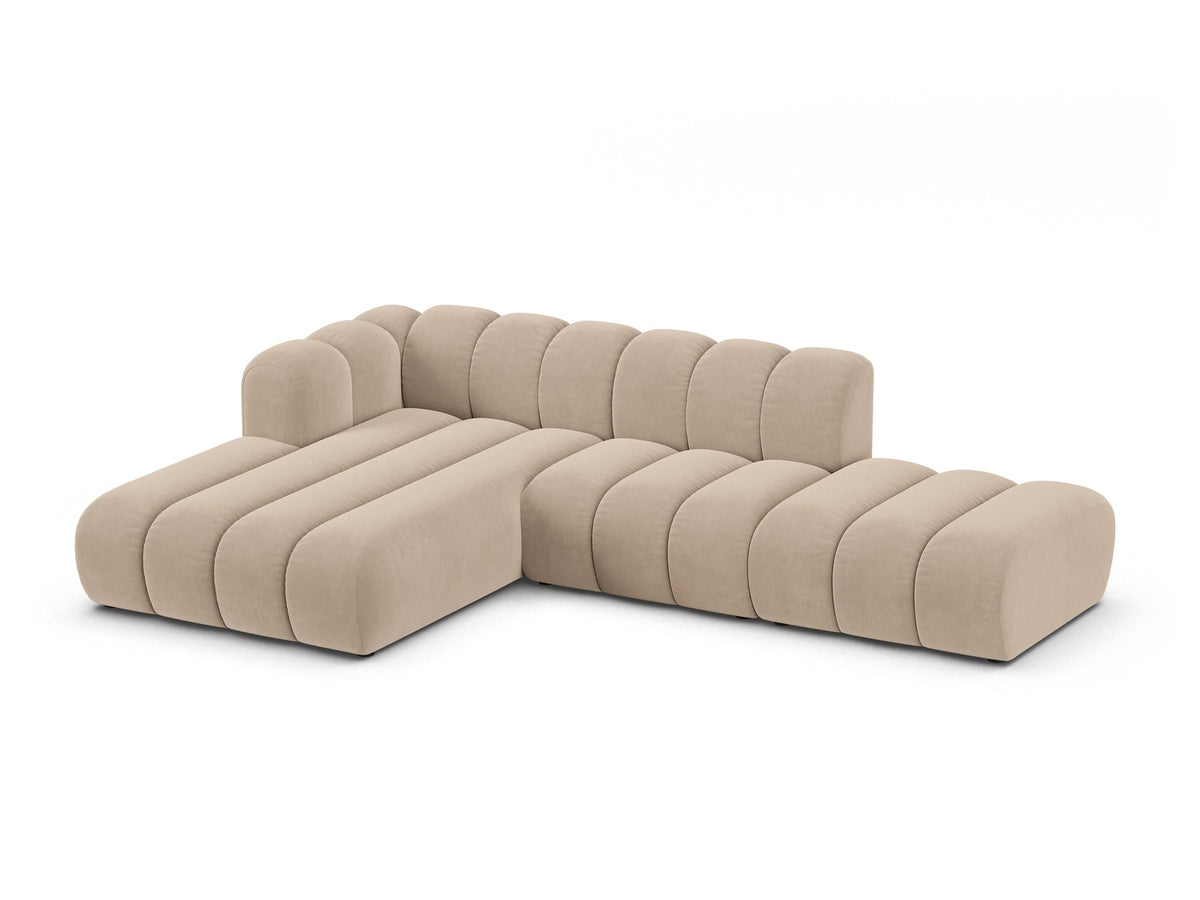 Lupine Linkes Ecksofa von Micadoni in Leichtes Beige, L-Form mit Venus Samtstoff-Bezug und schwarzen Kunststoffbeinen, Frontansicht.