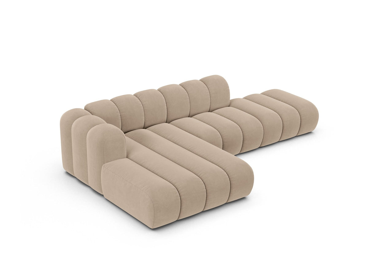Lupine Linkes Ecksofa von Micadoni in Leichtes Beige, L-Form mit Venus Samtstoff-Bezug und schwarzen Kunststoffbeinen, Frontansicht.