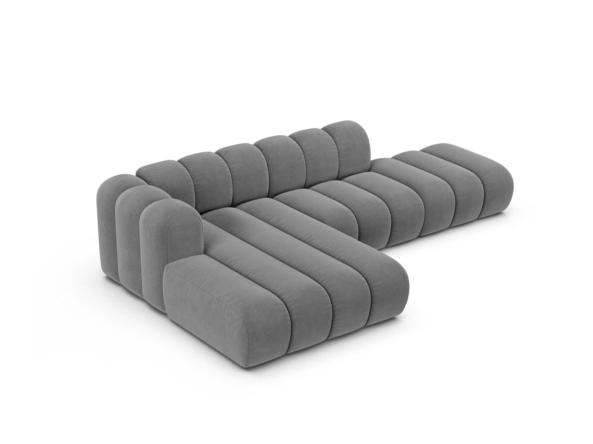 Lupine Linkes Ecksofa von Micadoni in Leichtes Beige, L-Form mit Venus Samtstoff-Bezug und schwarzen Kunststoffbeinen, Frontansicht.