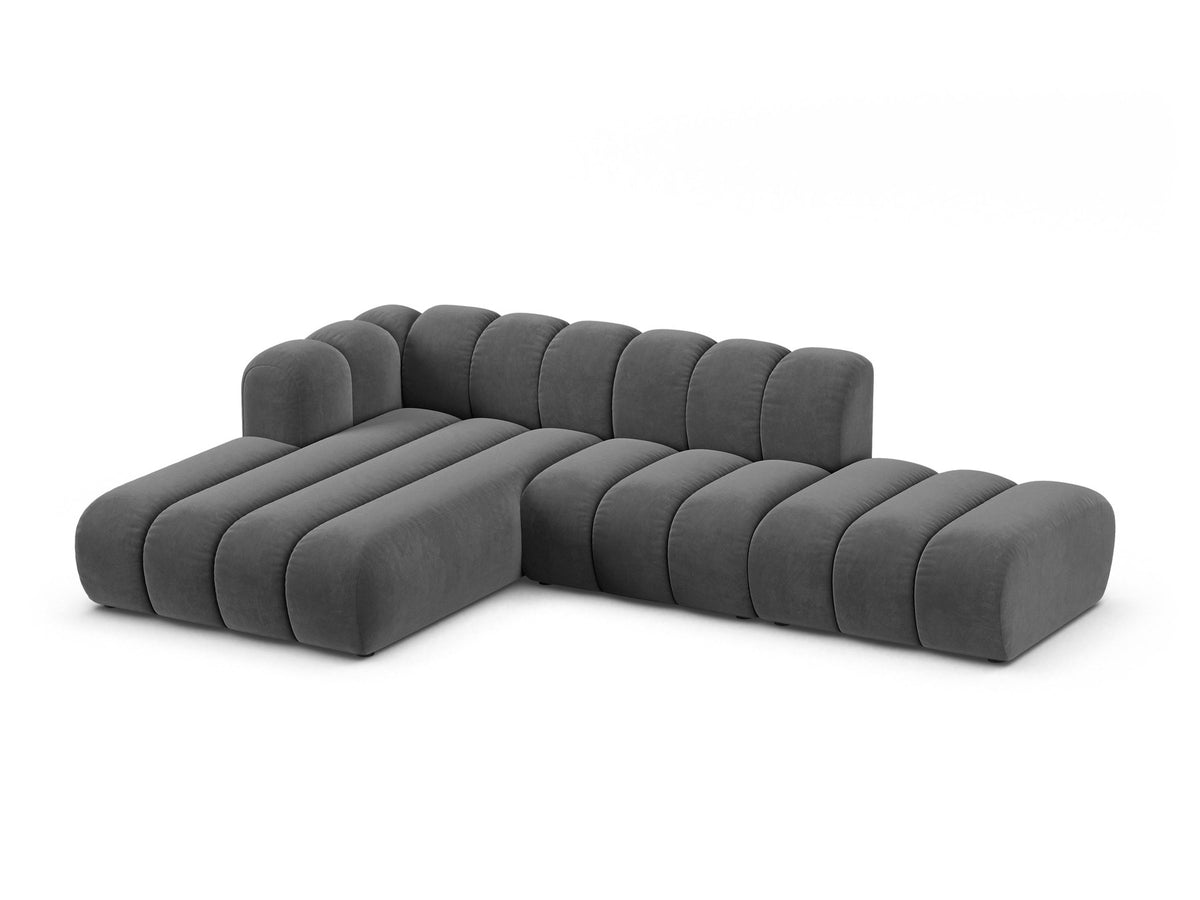 Lupine Linkes Ecksofa von Micadoni in Leichtes Beige, L-Form mit Venus Samtstoff-Bezug und schwarzen Kunststoffbeinen, Frontansicht.