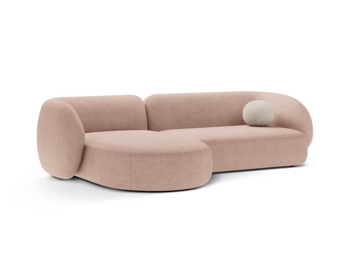 Produktfoto des weissen Kate Ecksofas links von Micadoni mit Bouclé-Stoffbezug, schwarzen Kunststoffbeinen und niedriger Rückenlehne.
