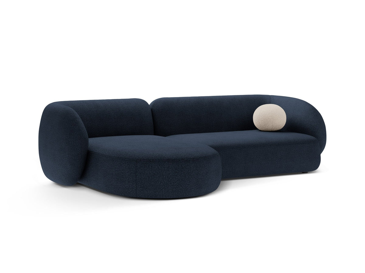 Produktfoto des weissen Kate Ecksofas links von Micadoni mit Bouclé-Stoffbezug, schwarzen Kunststoffbeinen und niedriger Rückenlehne.
