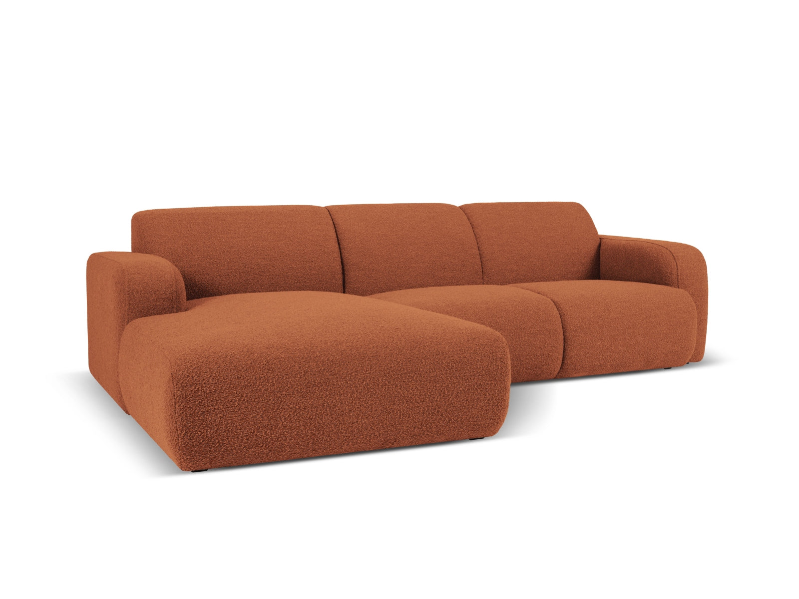 Elegantes Molino Boucle Ecksofa links in Terracotta, ideal für stilvolle Wohnräume. Komfortables 4-Sitzer Design von Micadoni.