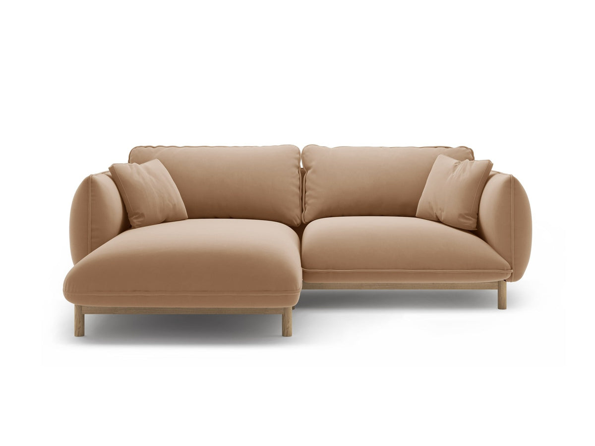 Linkes Ecksofa Ada von Micadoni in Mandel beige, Casino-Stoffbezug, geschwungene Form mit sichtbaren Buchenholzbeinen und Zierleiste.
