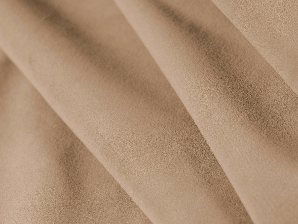 Linkes Ecksofa Ada von Micadoni in Mandel beige, Casino-Stoffbezug, geschwungene Form mit sichtbaren Buchenholzbeinen und Zierleiste.
