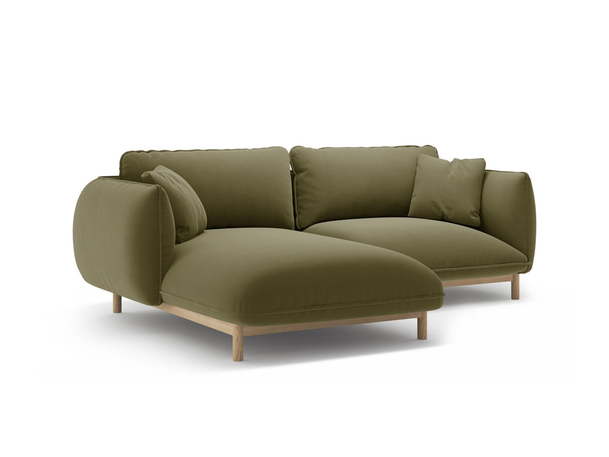 Linkes Ecksofa Ada von Micadoni in Mandel beige, Casino-Stoffbezug, geschwungene Form mit sichtbaren Buchenholzbeinen und Zierleiste.