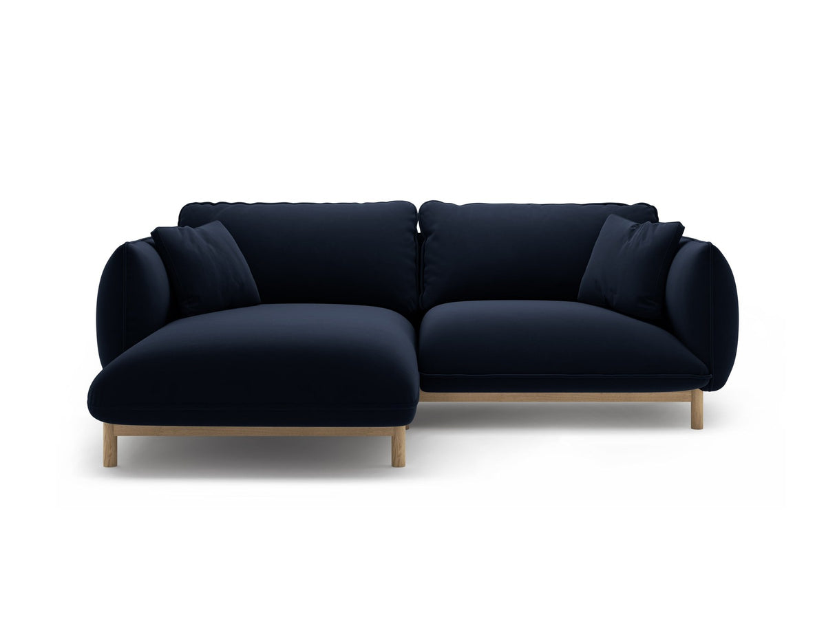 Linkes Ecksofa Ada von Micadoni in Mandel beige, Casino-Stoffbezug, geschwungene Form mit sichtbaren Buchenholzbeinen und Zierleiste.