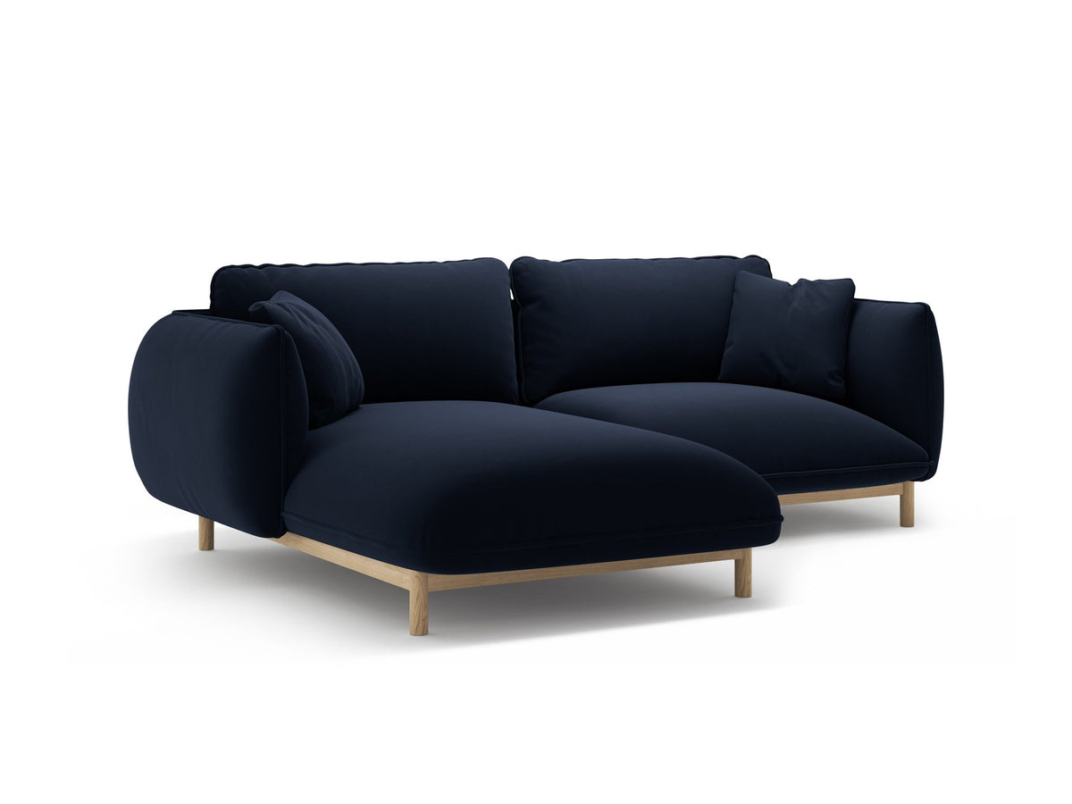 Linkes Ecksofa Ada von Micadoni in Mandel beige, Casino-Stoffbezug, geschwungene Form mit sichtbaren Buchenholzbeinen und Zierleiste.