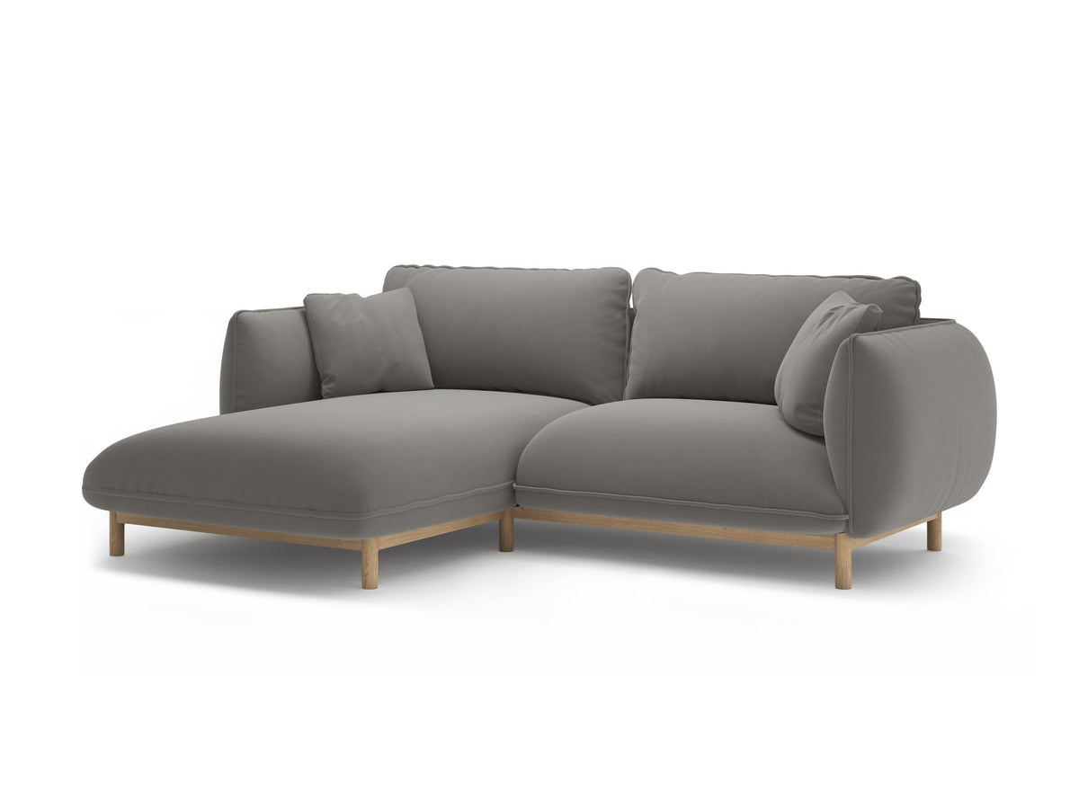 Linkes Ecksofa Ada von Micadoni in Mandel beige, Casino-Stoffbezug, geschwungene Form mit sichtbaren Buchenholzbeinen und Zierleiste.