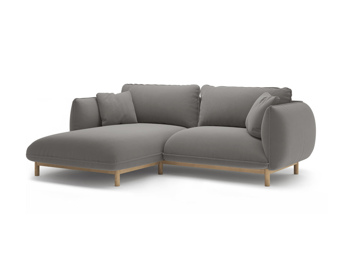 Linkes Ecksofa Ada von Micadoni in Mandel beige, Casino-Stoffbezug, geschwungene Form mit sichtbaren Buchenholzbeinen und Zierleiste.