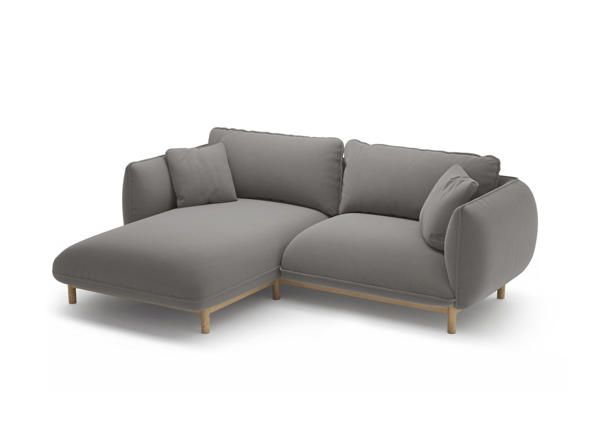 Linkes Ecksofa Ada von Micadoni in Mandel beige, Casino-Stoffbezug, geschwungene Form mit sichtbaren Buchenholzbeinen und Zierleiste.