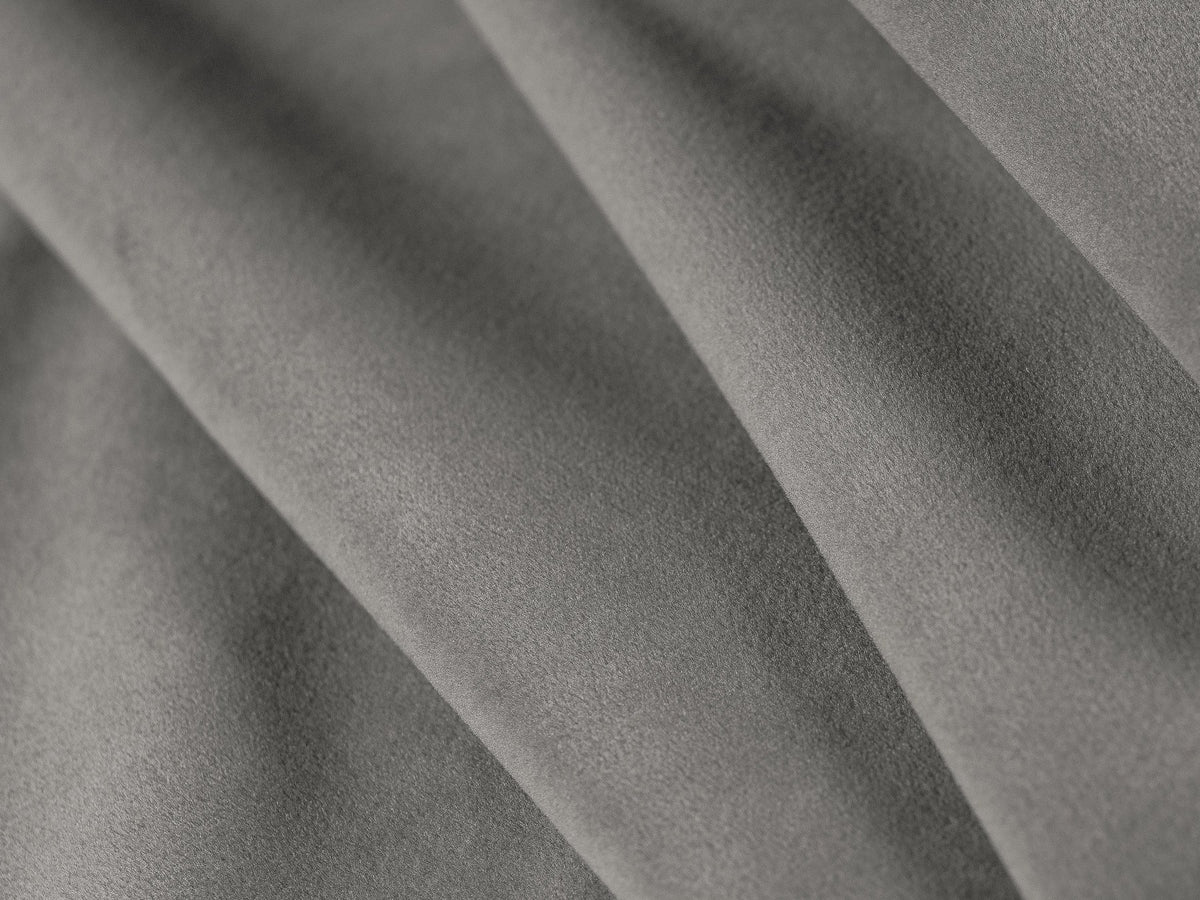Linkes Ecksofa Ada von Micadoni in Mandel beige, Casino-Stoffbezug, geschwungene Form mit sichtbaren Buchenholzbeinen und Zierleiste.