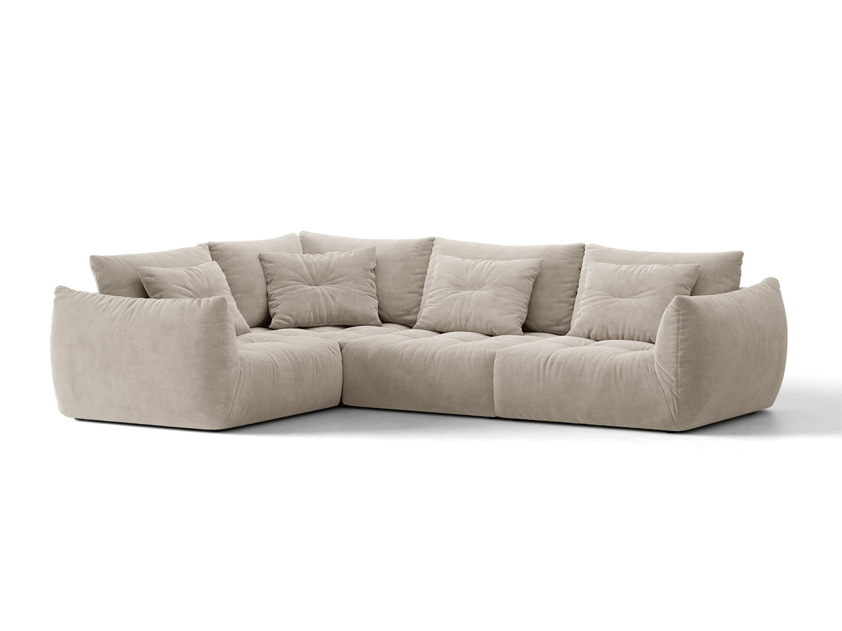 Modulares Ecksofa links Bloom von Micadoni in leichtem Beige, Veloursstoff Casino Pearl, schwarze Kunststoffbeine, tiefe Sitzfläche.