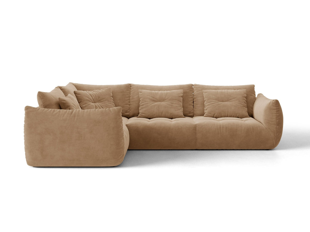 Modulares Ecksofa links Bloom von Micadoni in leichtem Beige, Veloursstoff Casino Pearl, schwarze Kunststoffbeine, tiefe Sitzfläche.
