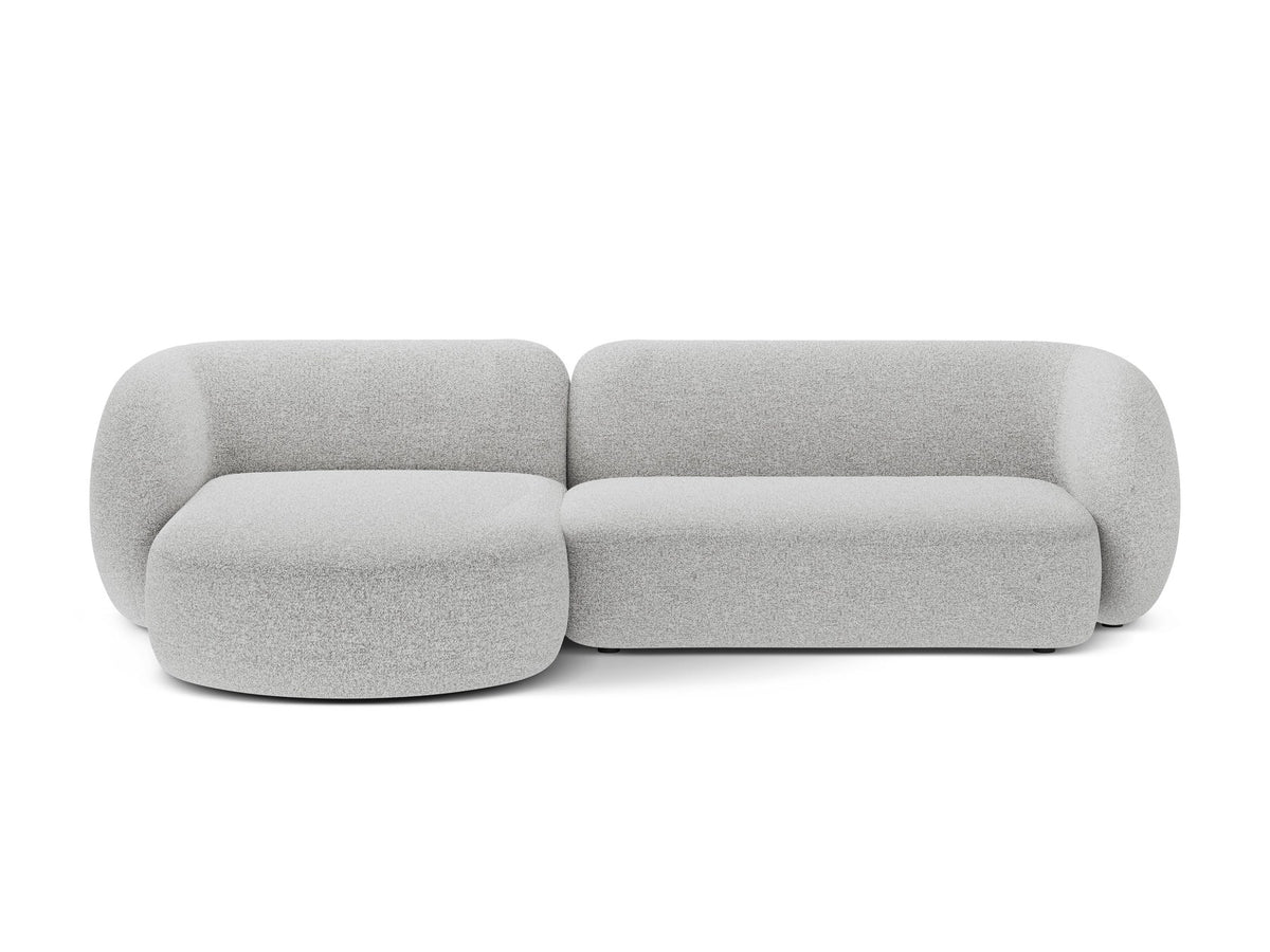 Produktfoto des weissen Kate Ecksofas links von Micadoni mit Bouclé-Stoffbezug, schwarzen Kunststoffbeinen und niedriger Rückenlehne.