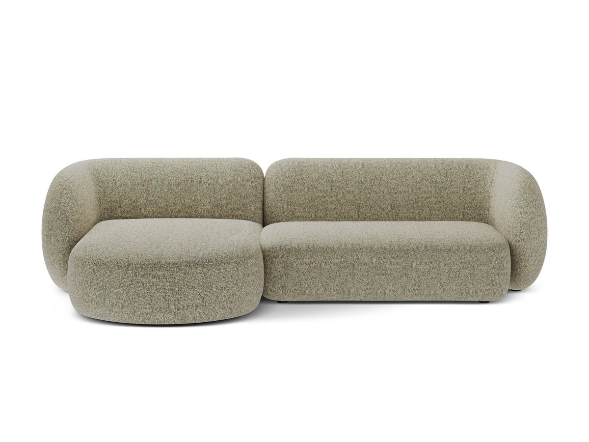 Produktfoto des weissen Kate Ecksofas links von Micadoni mit Bouclé-Stoffbezug, schwarzen Kunststoffbeinen und niedriger Rückenlehne.
