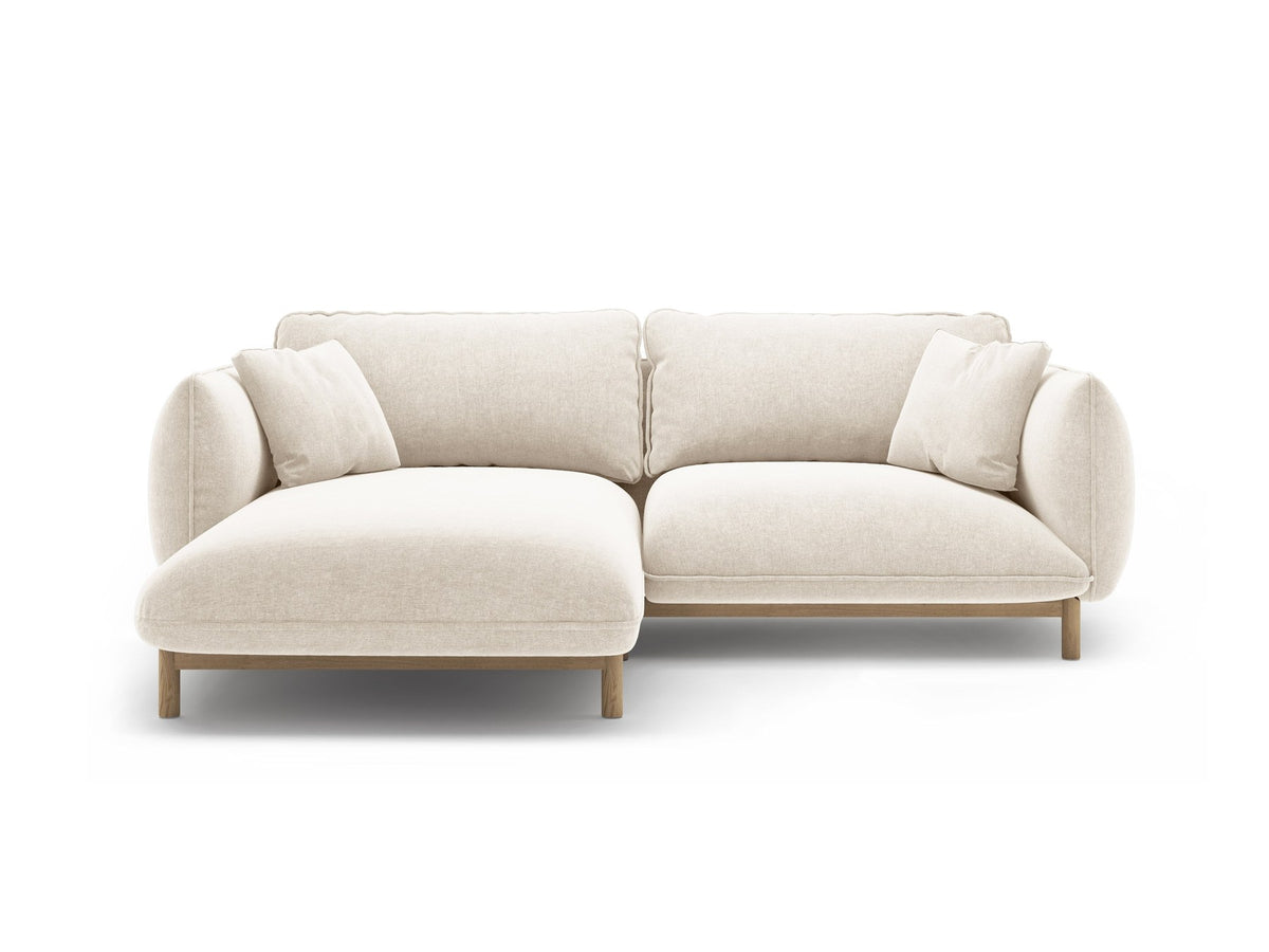 Linkes Ecksofa Ada von Micadoni in Mandel beige, Casino-Stoffbezug, geschwungene Form mit sichtbaren Buchenholzbeinen und Zierleiste.