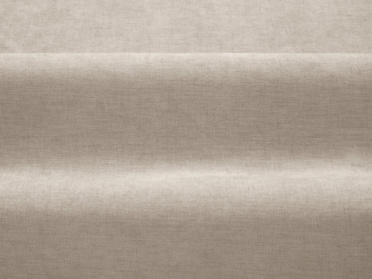 Linkes Ecksofa Ada von Micadoni in Mandel beige, Casino-Stoffbezug, geschwungene Form mit sichtbaren Buchenholzbeinen und Zierleiste.
