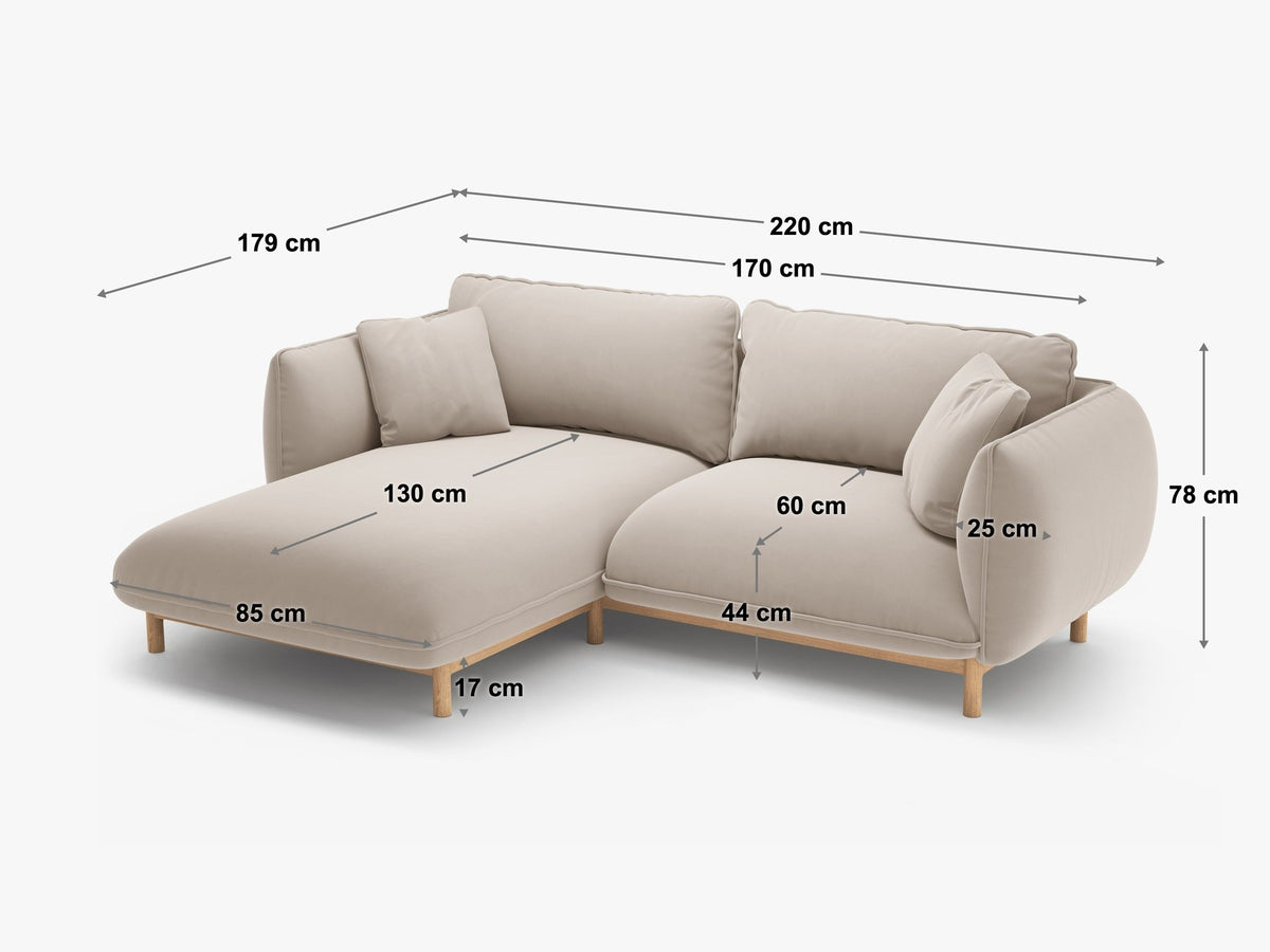 Linkes Ecksofa Ada von Micadoni in Mandel beige, Casino-Stoffbezug, geschwungene Form mit sichtbaren Buchenholzbeinen und Zierleiste.