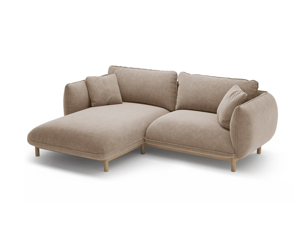 Linkes Ecksofa Ada von Micadoni in Mandel beige, Casino-Stoffbezug, geschwungene Form mit sichtbaren Buchenholzbeinen und Zierleiste.