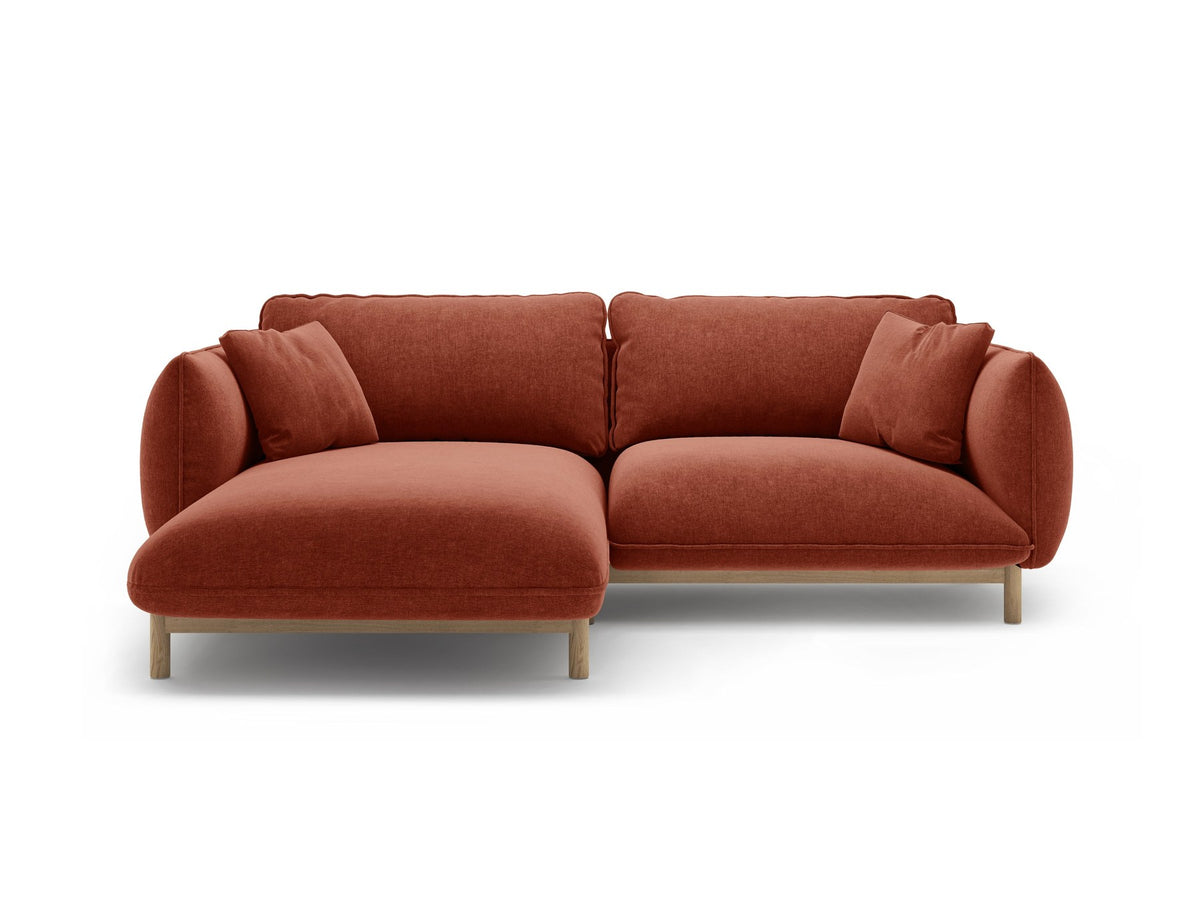 Linkes Ecksofa Ada von Micadoni in Mandel beige, Casino-Stoffbezug, geschwungene Form mit sichtbaren Buchenholzbeinen und Zierleiste.