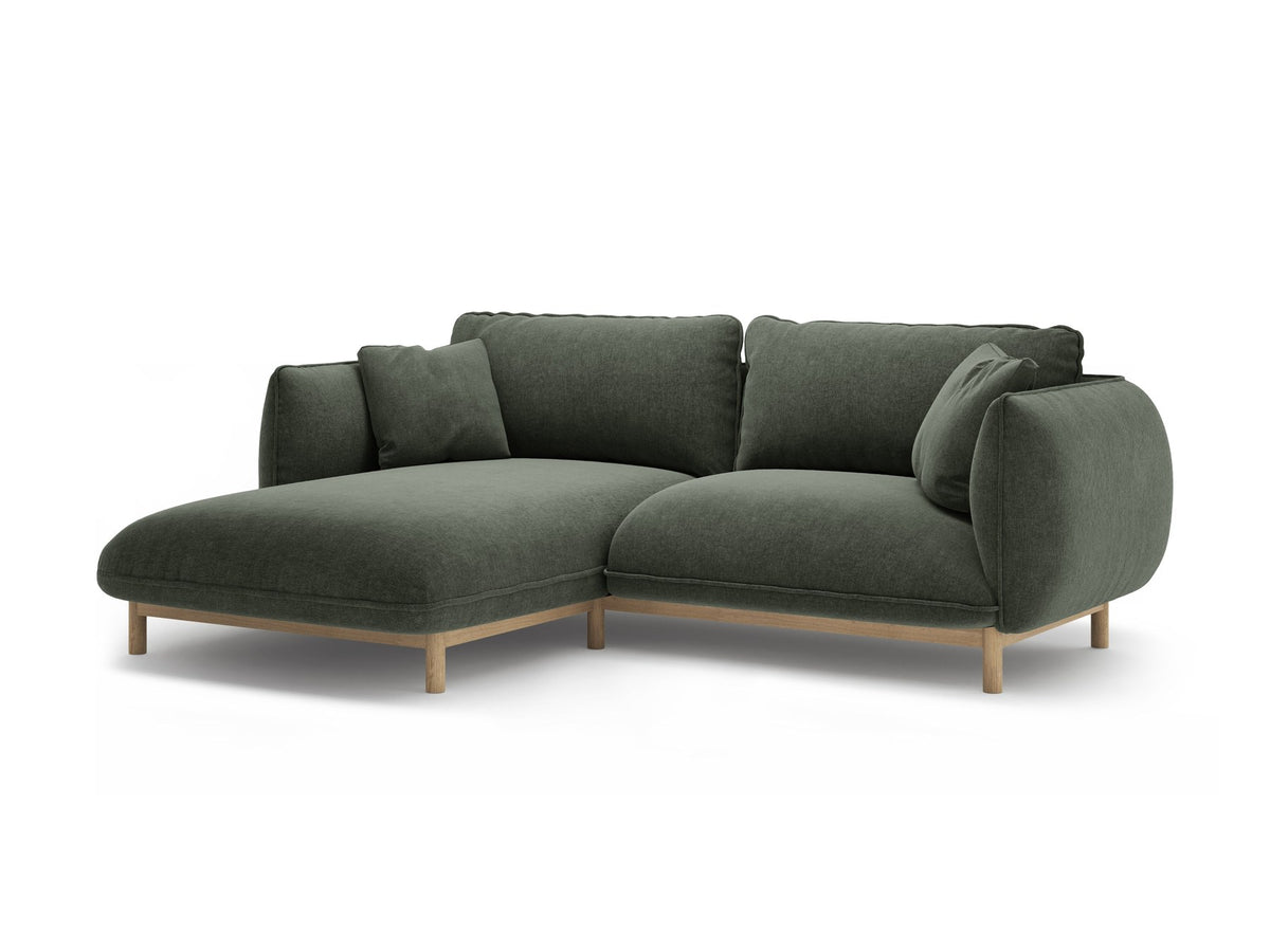 Linkes Ecksofa Ada von Micadoni in Mandel beige, Casino-Stoffbezug, geschwungene Form mit sichtbaren Buchenholzbeinen und Zierleiste.
