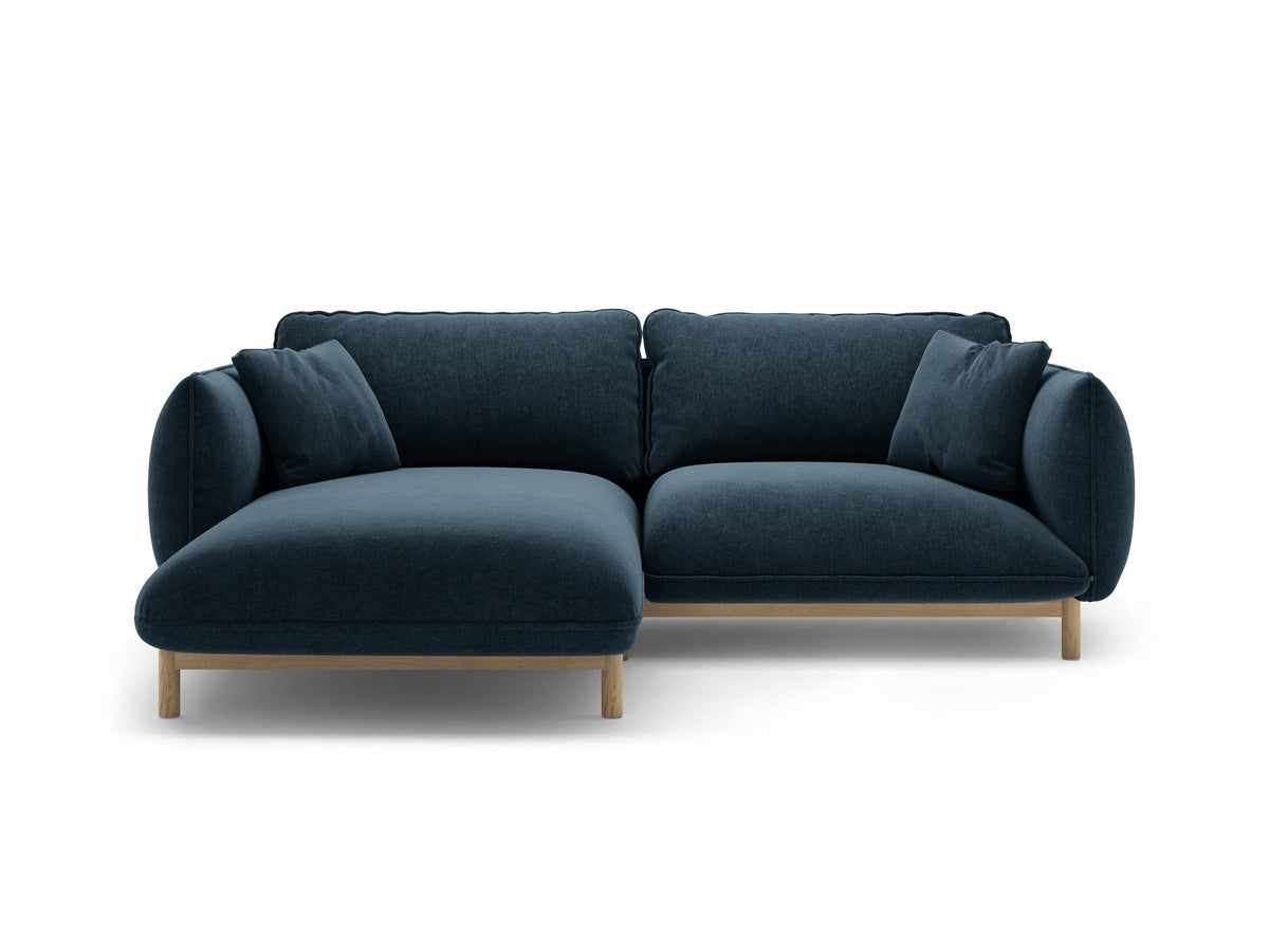 Linkes Ecksofa Ada von Micadoni in Mandel beige, Casino-Stoffbezug, geschwungene Form mit sichtbaren Buchenholzbeinen und Zierleiste.