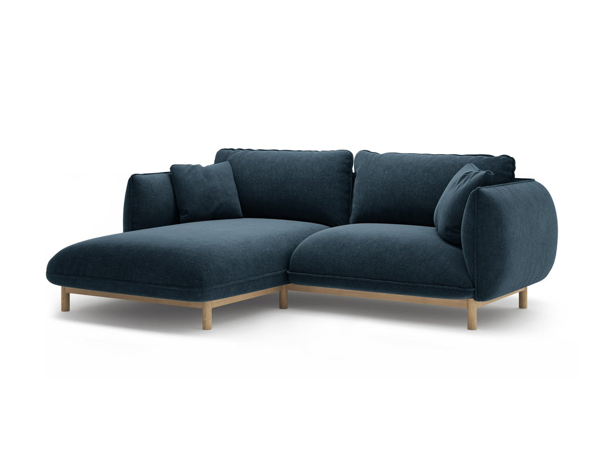 Linkes Ecksofa Ada von Micadoni in Mandel beige, Casino-Stoffbezug, geschwungene Form mit sichtbaren Buchenholzbeinen und Zierleiste.