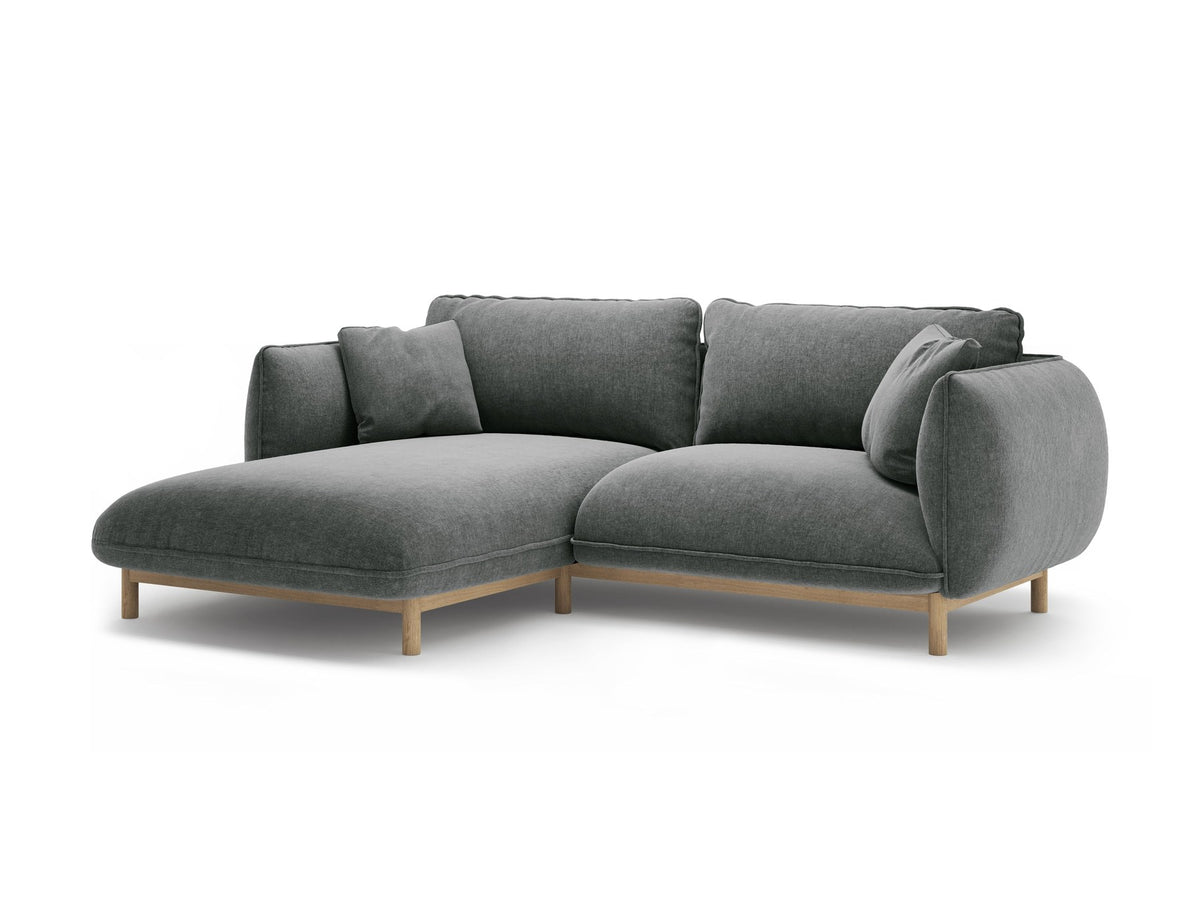 Linkes Ecksofa Ada von Micadoni in Mandel beige, Casino-Stoffbezug, geschwungene Form mit sichtbaren Buchenholzbeinen und Zierleiste.