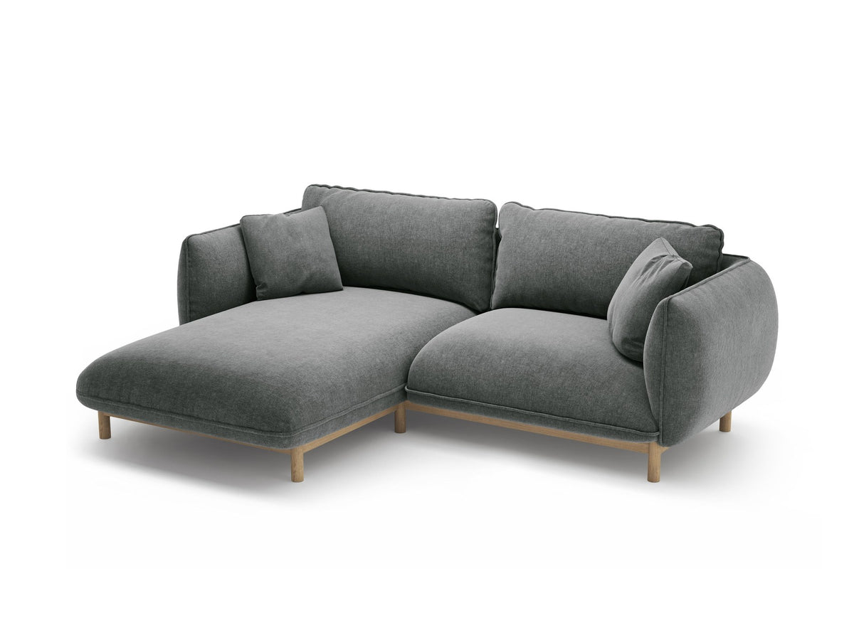 Linkes Ecksofa Ada von Micadoni in Mandel beige, Casino-Stoffbezug, geschwungene Form mit sichtbaren Buchenholzbeinen und Zierleiste.