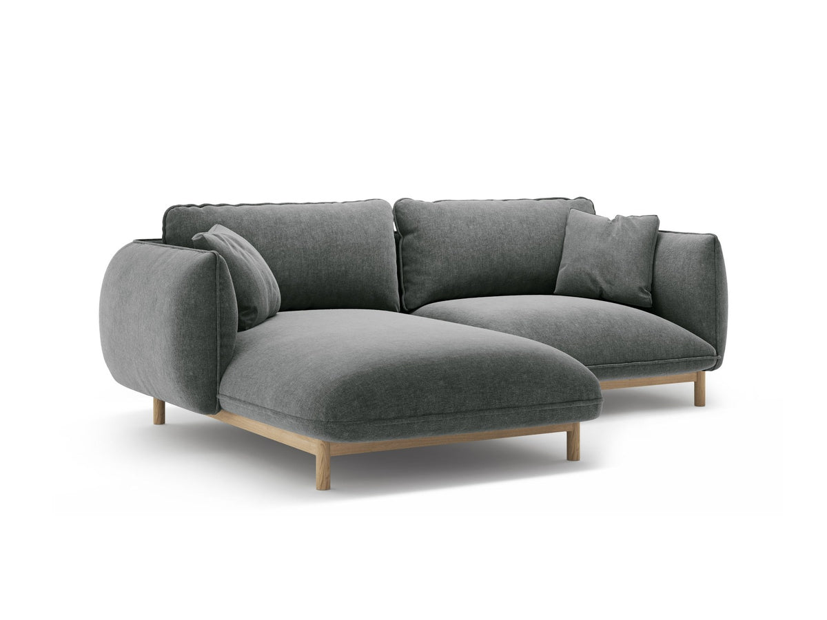 Linkes Ecksofa Ada von Micadoni in Mandel beige, Casino-Stoffbezug, geschwungene Form mit sichtbaren Buchenholzbeinen und Zierleiste.