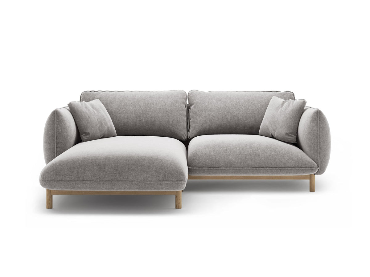 Linkes Ecksofa Ada von Micadoni in Mandel beige, Casino-Stoffbezug, geschwungene Form mit sichtbaren Buchenholzbeinen und Zierleiste.