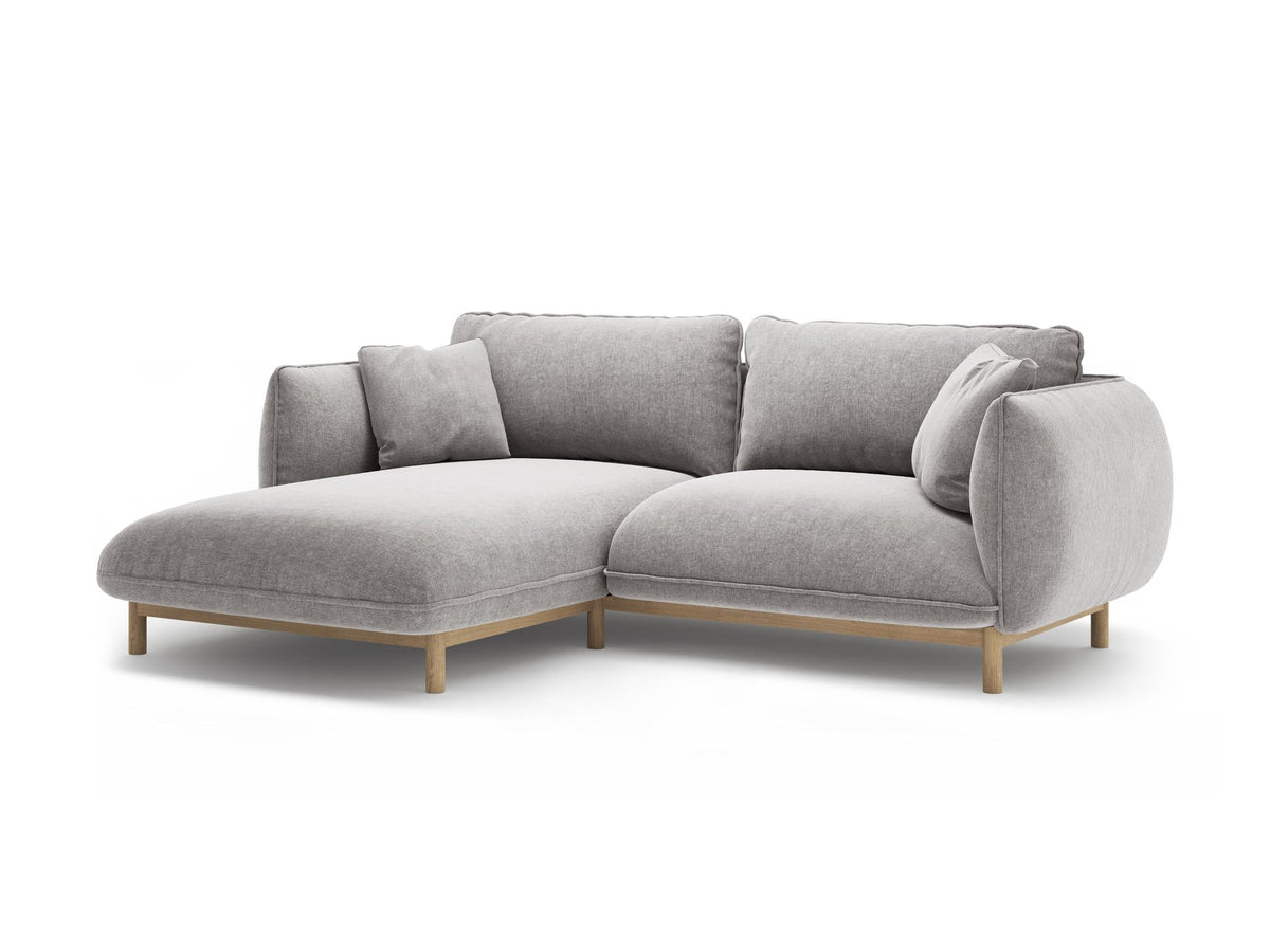 Linkes Ecksofa Ada von Micadoni in Mandel beige, Casino-Stoffbezug, geschwungene Form mit sichtbaren Buchenholzbeinen und Zierleiste.