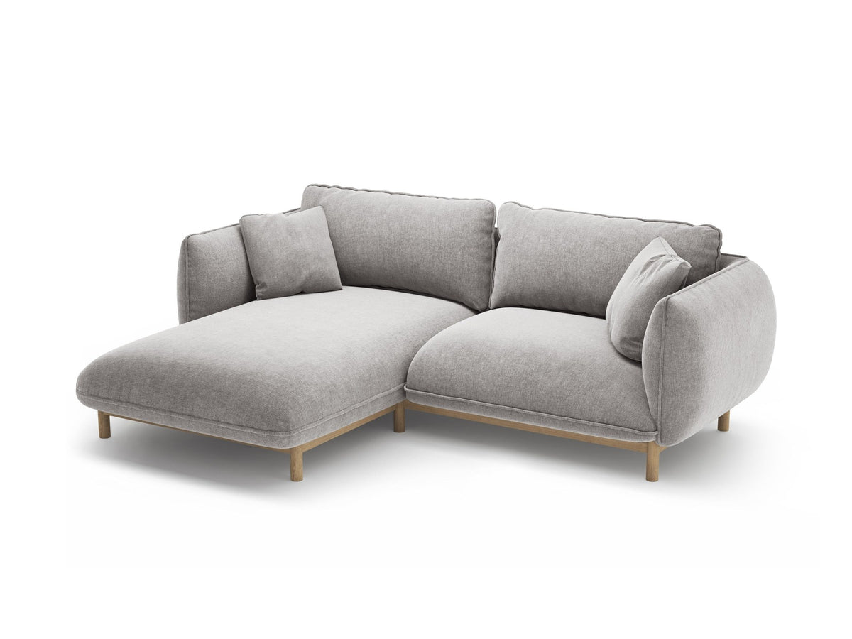 Linkes Ecksofa Ada von Micadoni in Mandel beige, Casino-Stoffbezug, geschwungene Form mit sichtbaren Buchenholzbeinen und Zierleiste.